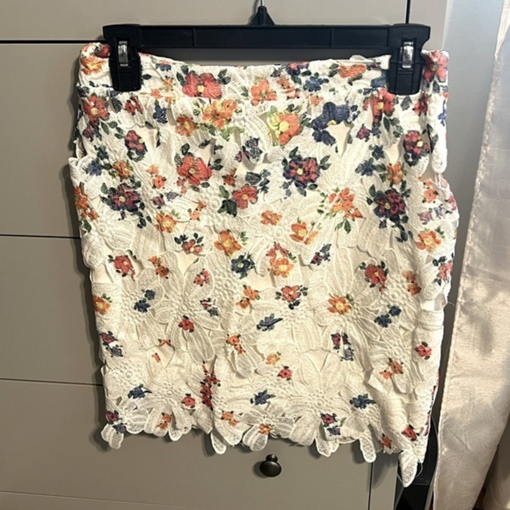Romeo and Juliet Couture ‎ Flowered side zip skirt